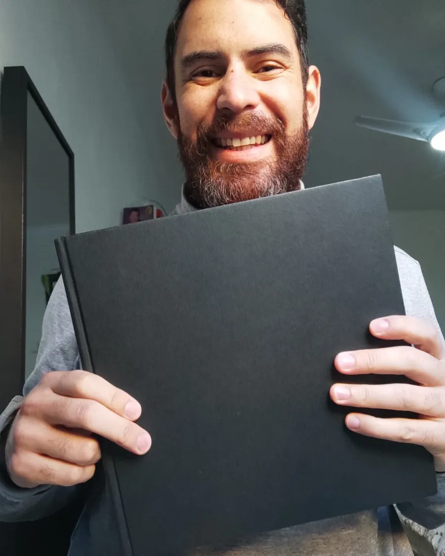 Juan con su cuaderno de dibujo